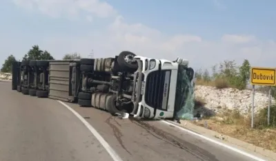 Prevrnuo se kamion u mjestu Dubovik