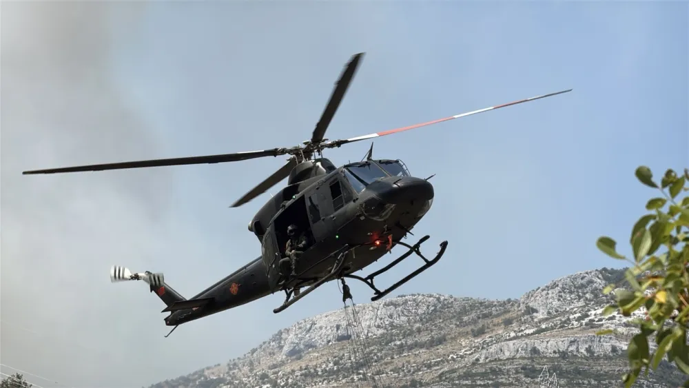 U Danilovgradu brane vikendice, kritično u Piperima, helikopter BiH gasi požar u Tuzima