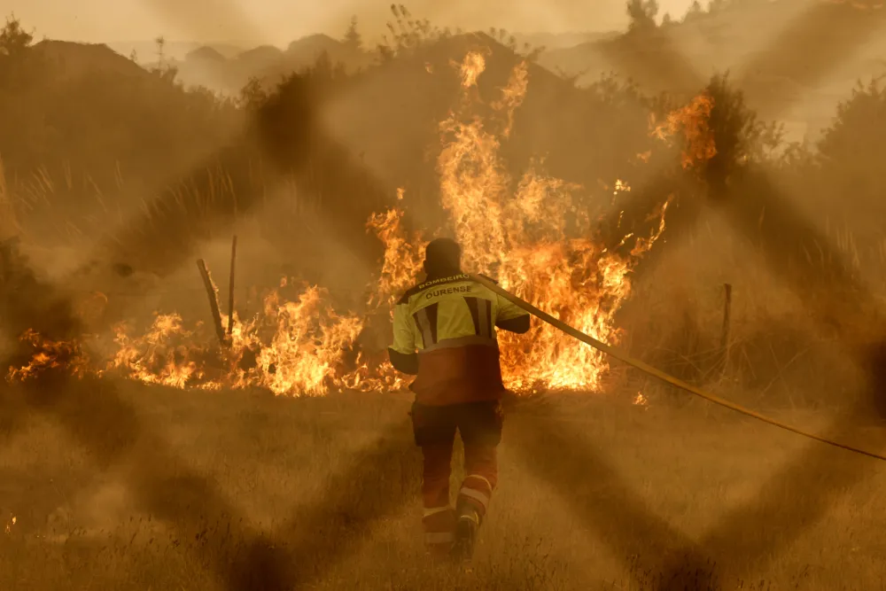 (FOTO) Katastrofa u &Scaron;paniji: U požarima izgorelo skoro 115.000 hektara &scaron;ume, stradale tri osobe
