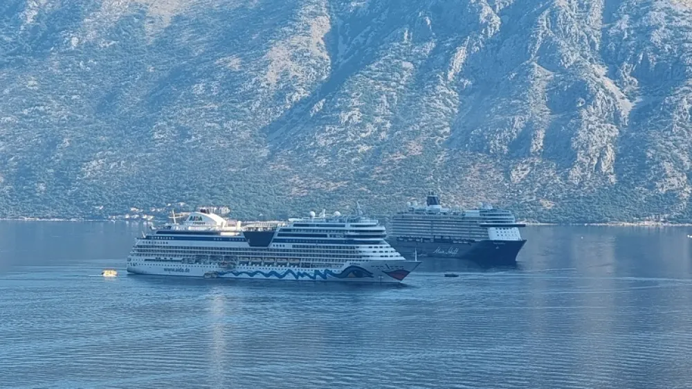 U kotorskom zalivu dva broda