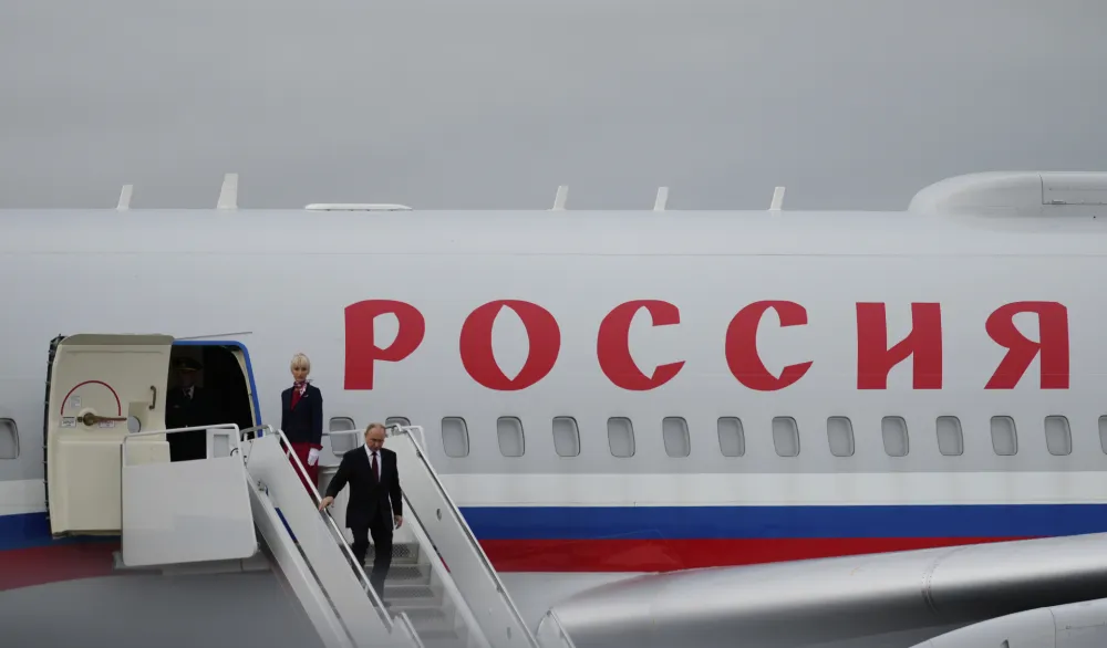 (VIDEO) Avion sa ruskim predsjednikom sletio na Aljasku: Spreman crveni tepih za Putina