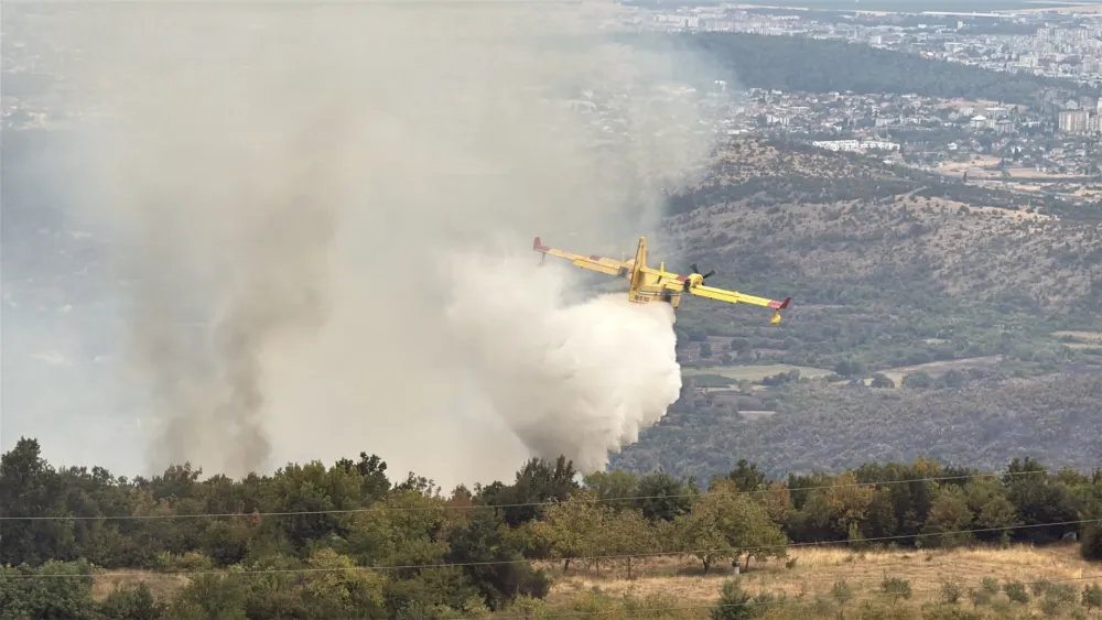 (VIDEO) Vatrograsci i letilice danonoćno poku&scaron;avaju da ugase požar: Vatra prži Stijenu Pipersku