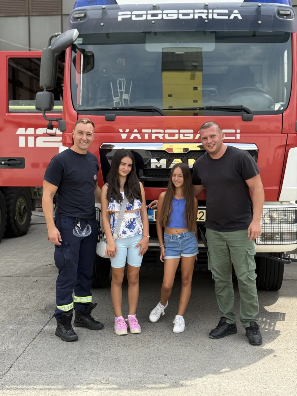 Nađa i Kalina "istopile" vatrogasce kapljicom humanosti: Od džeparca kupile sokove i slatki&scaron;e za "vatrene heroje"