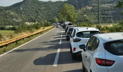 Sudar tri vozila na putu Nik&scaron;ić-Podgorica, jedna osoba teže povrijeđena