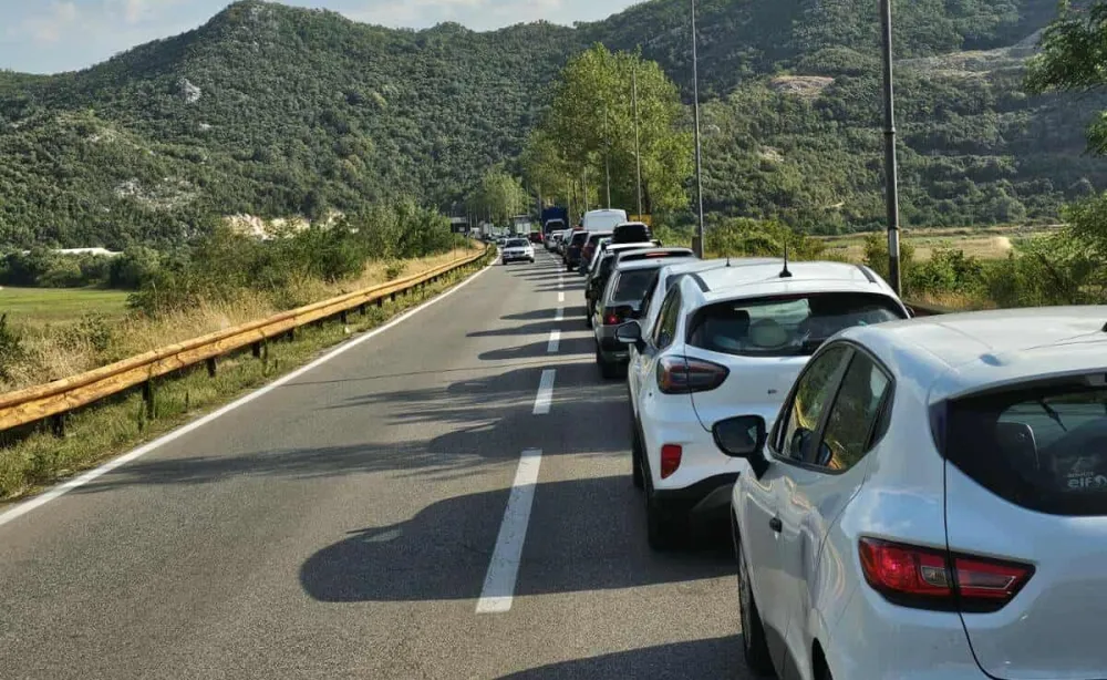 Sudar tri vozila na putu Nik&scaron;ić-Podgorica, jedna osoba teže povrijeđena