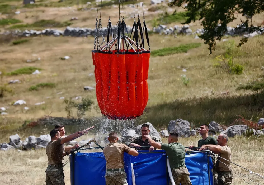Vuksanović: Pripadnici Vojske Crne Gore daju maksimum, nastaviće sve dok opasnost u potpunosti ne bude otklonjena
