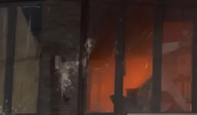 Valjevo: Grupa demonstranata zapalila prostorije SNS-a