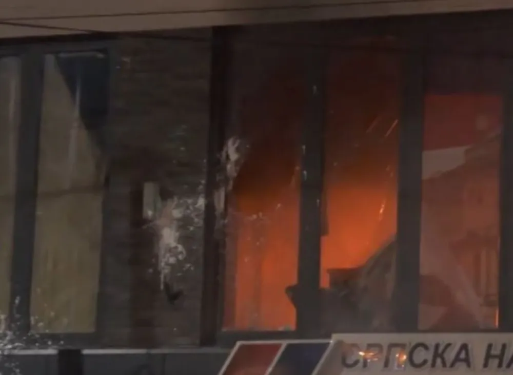 Valjevo: Grupa demonstranata zapalila prostorije SNS-a