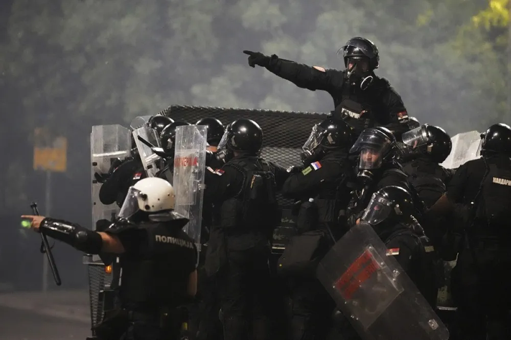 MUP Srbije: Privedeno 56 osoba, povrijeđeno &scaron;est policajaca