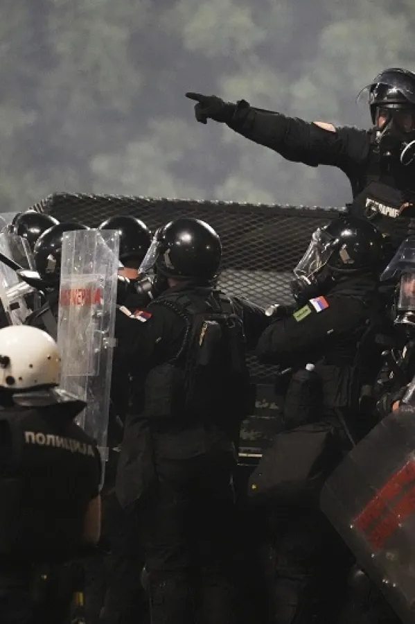 MUP Srbije: Privedeno 56 osoba, povrijeđeno &scaron;est policajaca
