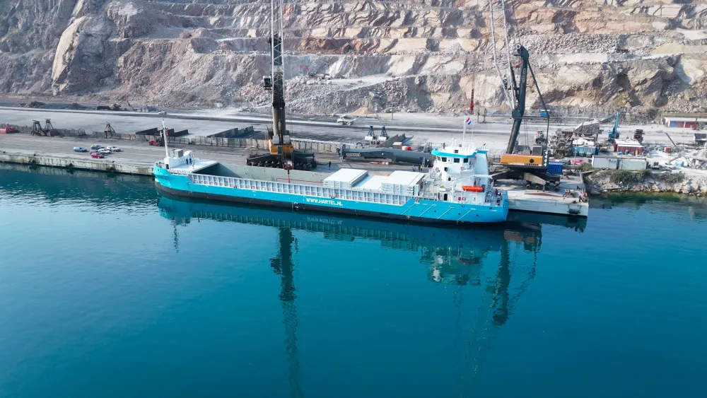 U firmu "Luka Bar"AD dopremljena mobilna lučka dizalica