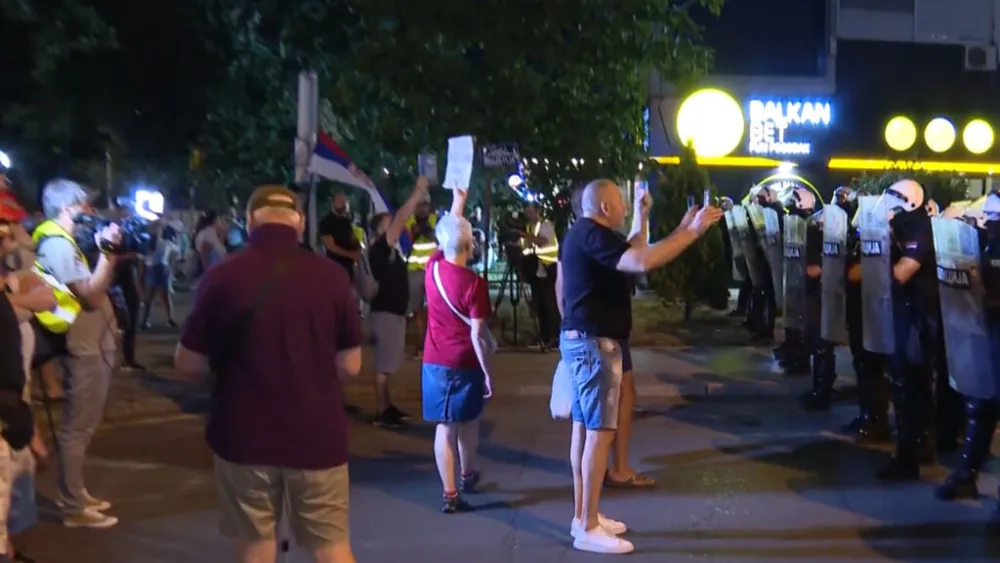 Uhap&scaron;eno 16 učesnika sinoćnih protesta u Beogradu