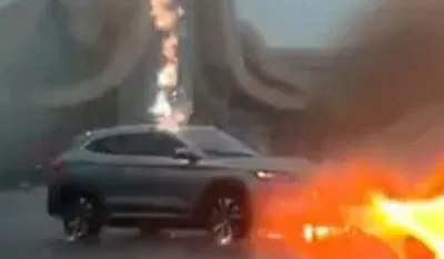 (VIDEO) Grom tri puta udario u električno vozilo, vozač pro&scaron;ao bez povreda