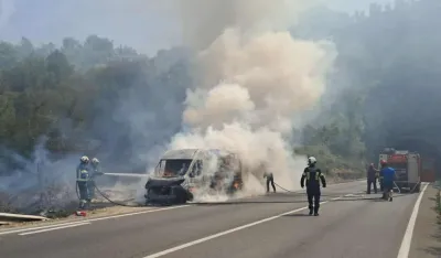 (VIDEO) Požar na putu Nik&scaron;ić-Danilovgrad: Zapalio se kombi, vatra zahvatila i rastinje