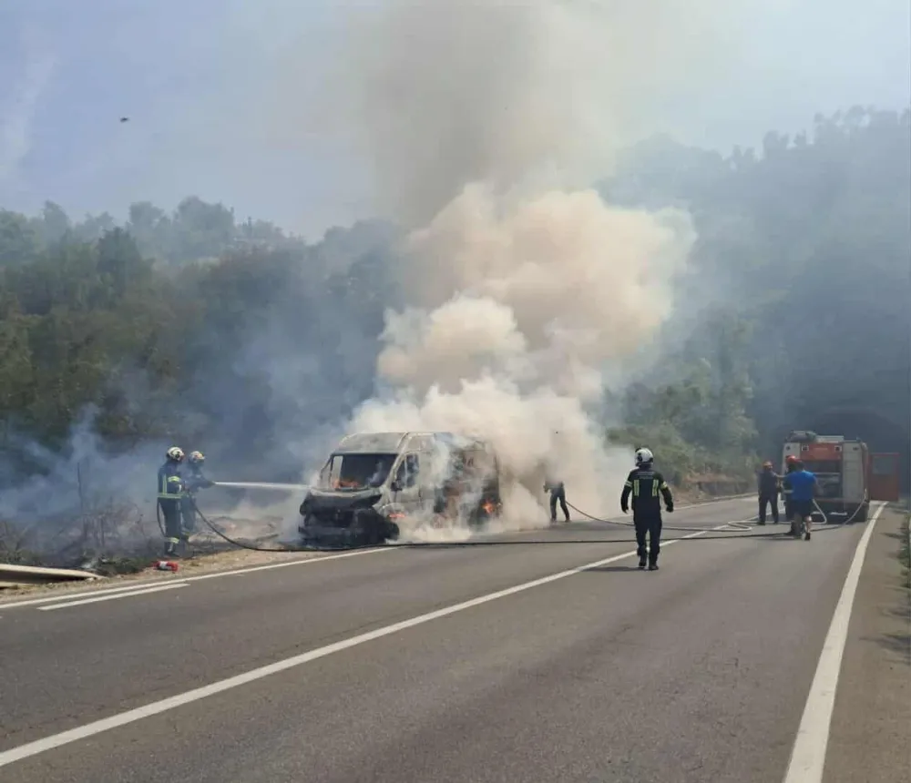 (VIDEO) Požar na putu Nik&scaron;ić-Danilovgrad: Zapalio se kombi, vatra zahvatila i rastinje