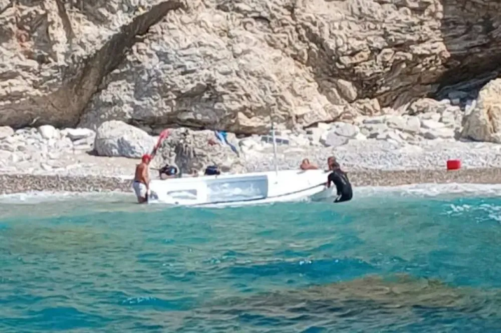 Sutomore: Posada taksi broda "Montenegro" spasila vi&scaron;e osoba iz velikih talasa