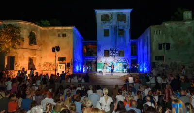 Učesnici performansa pred brojnom tivatskom publikom