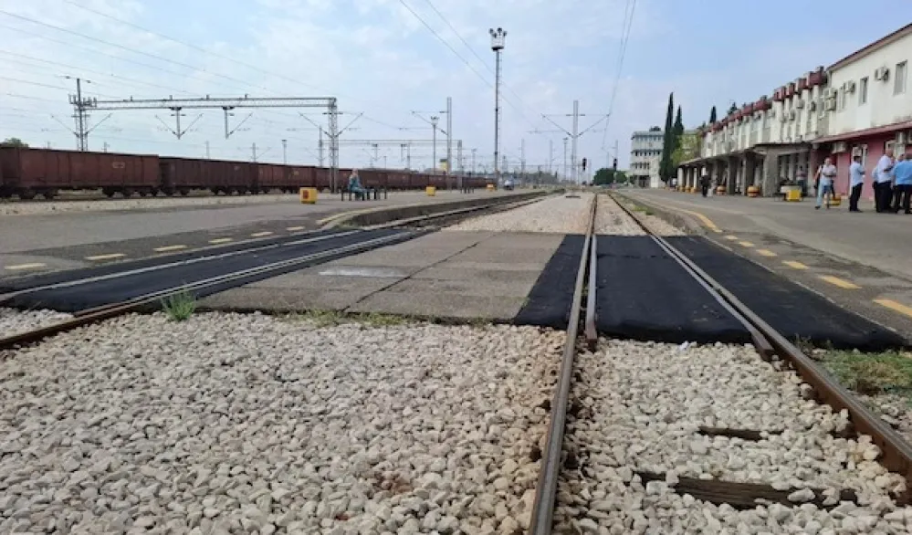 Zbog blokade željeznice stranim državljanima "zarobljena vozila" u vozu na stanici u Podgorici