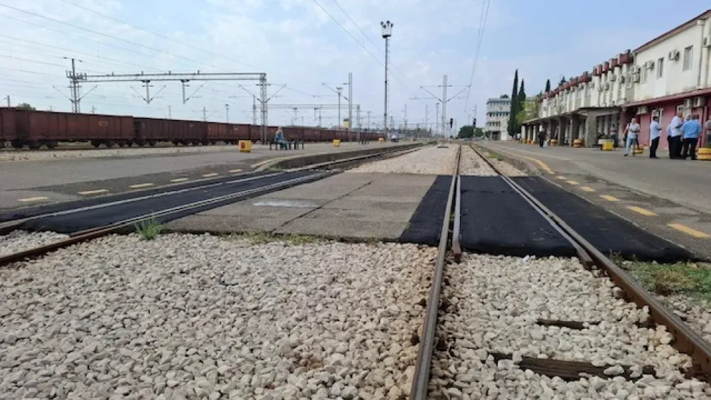 Zbog blokade željeznice stranim državljanima "zarobljena vozila" u vozu na stanici u Podgorici