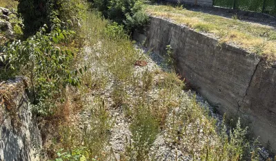 (VIDEO) Savinicom "teku" televizori, stolice i smeće