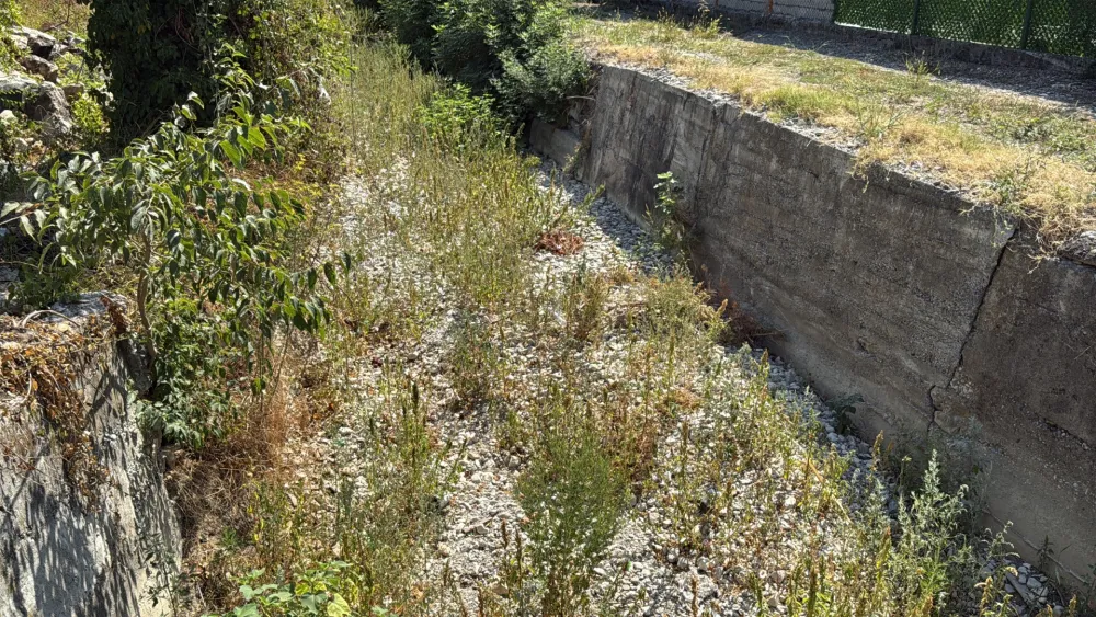(VIDEO) Savinicom "teku" televizori, stolice i smeće