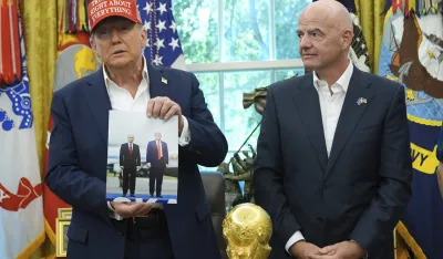 (FOTO) Tramp pokazao sliku sa Putinom pa poručio: Nadam se da će doći na Mundijal