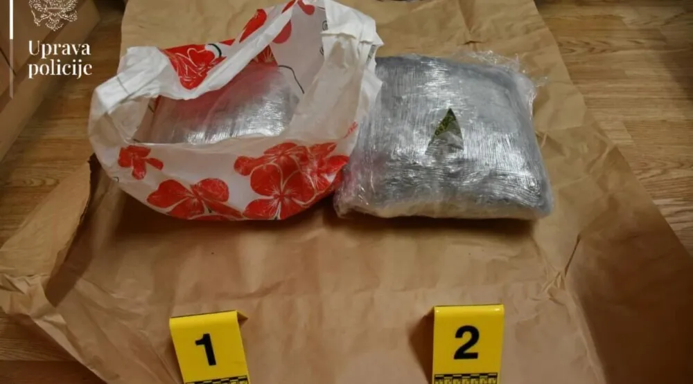 Uhap&scaron;en Budvanin: Preticao kolonu vozila i bježao policiji, pronađeno preko dva kilograma marihuane i oko 1000 eura