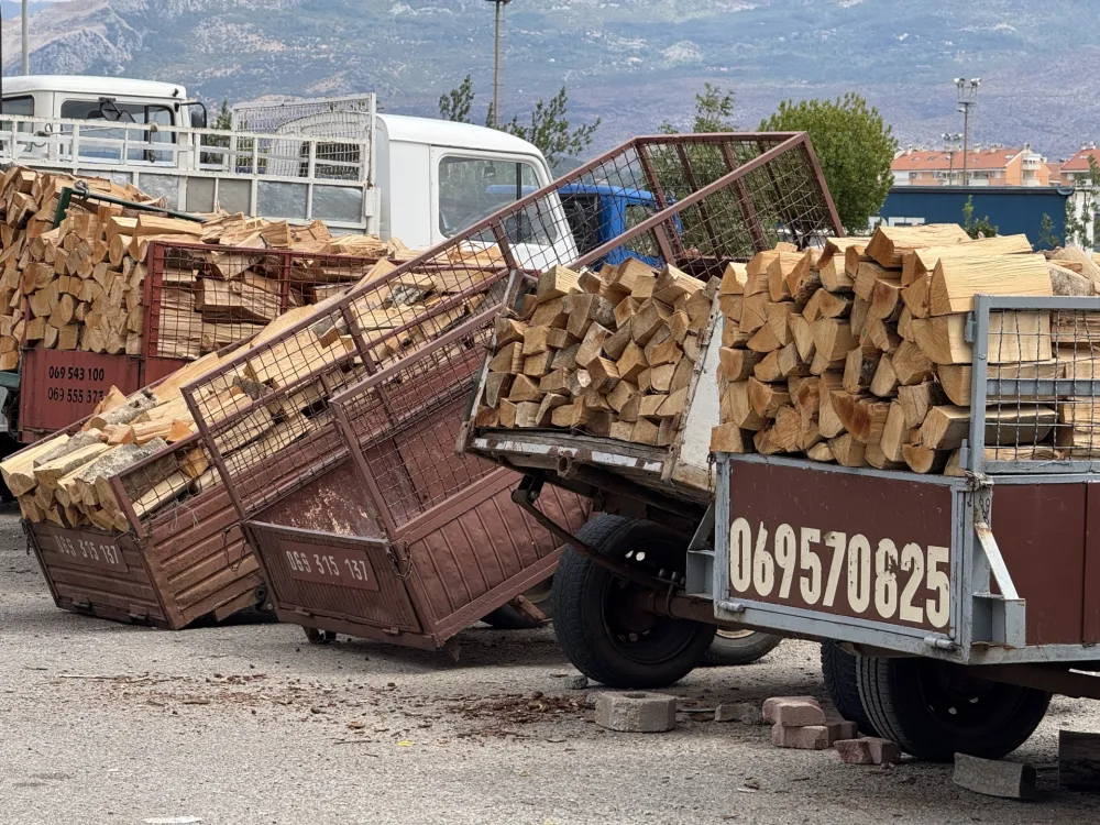 Počela sezona spremanja ogreva, građani se žale na cijene: Cijepana bukova drva 75, cerova 80 eura