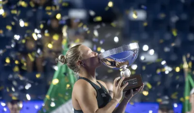 Dijana &Scaron;najder sa peharom u Montereju