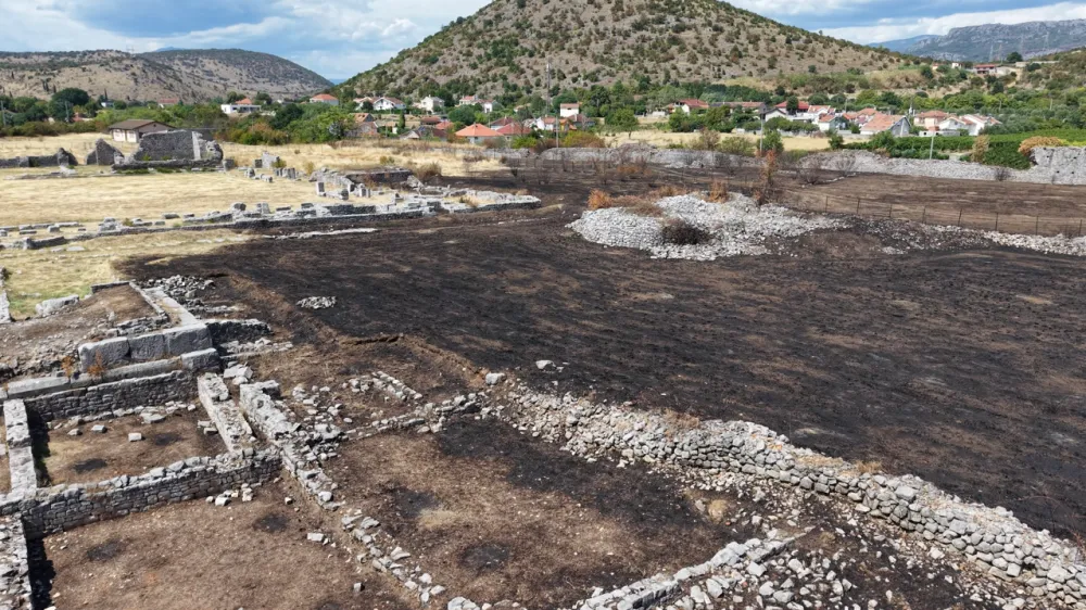 Tokom požara gorelo i na arheolo&scaron;kom nalazi&scaron;tu Duklja: Spa&scaron;ena arhitektura
