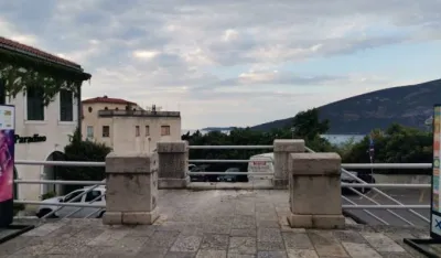 Uklonjen spomenik NJunju