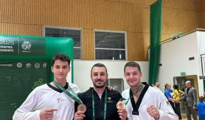 Tekvondoisti sa svojim trenerom 