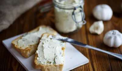 Za ljubitelje belog luka: Napravite brzi namaz koji ide uz svaki obrok&nbsp;