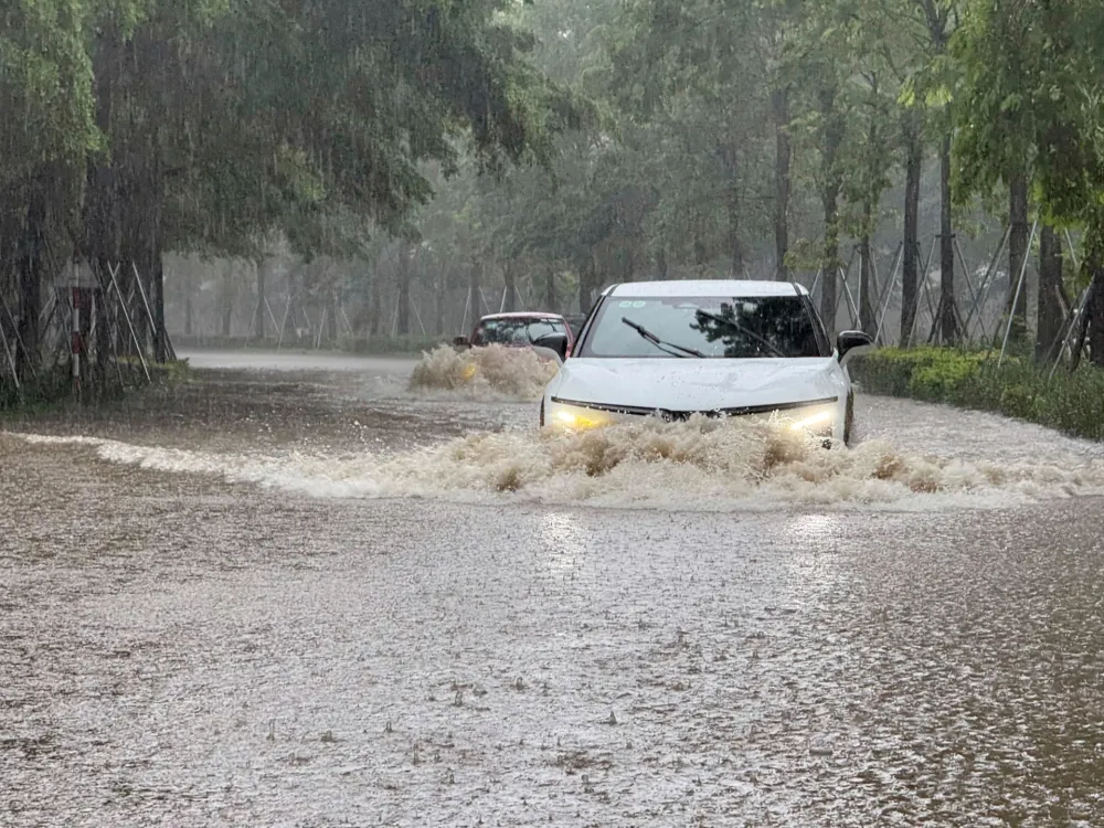 Tri osobe poginule, 13 povrijeđeno u naletu tajfuna Kadžiki u Vijetnamu