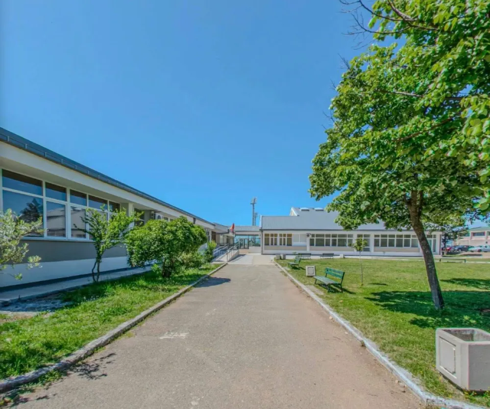 Od septembra Srednja mje&scaron;ovita &scaron;kola "25. maj" u Tuzima&nbsp;uvodi novinu: Uniforme za nastavnike i učenike