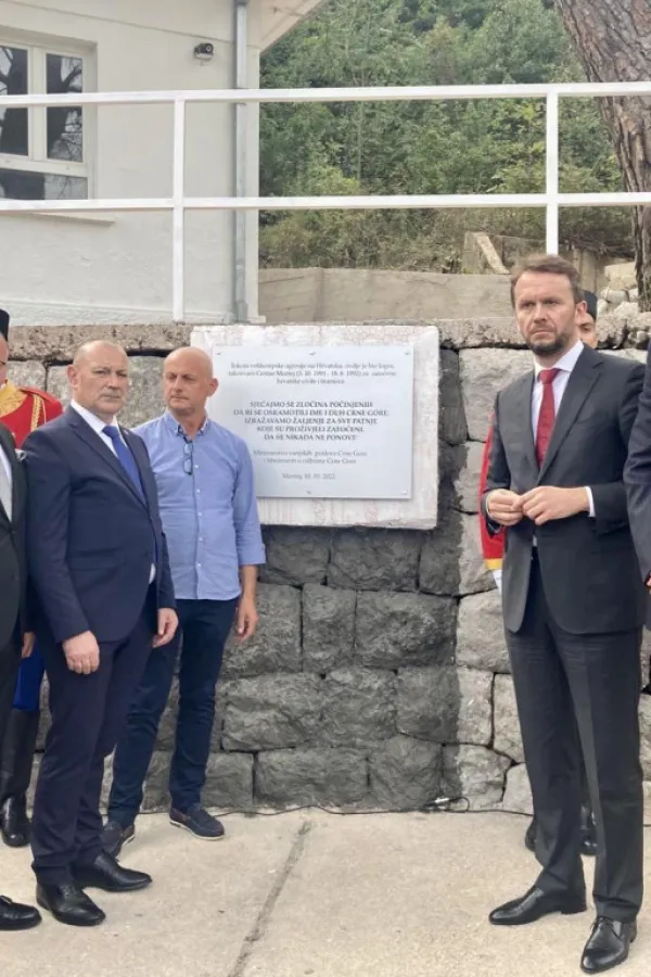 Sporno spomen-obilježje u Morinju i dalje opstaje: Nezakonitu ploču ne uklanjaju tri godine