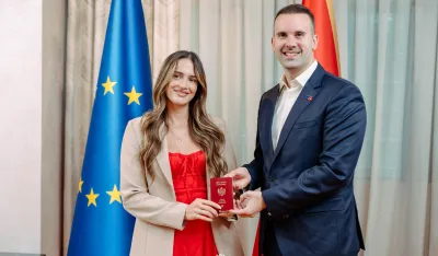 Spajić uručio paso&scaron; Melisi Balić: Crna Gora ra&scaron;irenih ruku čeka svu svoju djecu