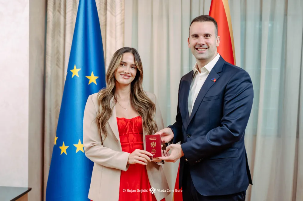 Spajić uručio paso&scaron; Melisi Balić: Crna Gora ra&scaron;irenih ruku čeka svu svoju djecu