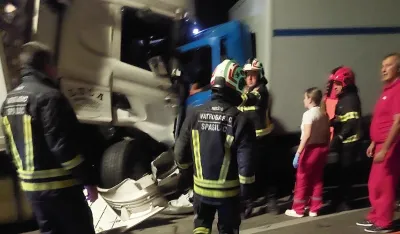 Sudar kamiona u tunelu Budo&scaron;, vatrogasci izvlače povrijeđenog vozača