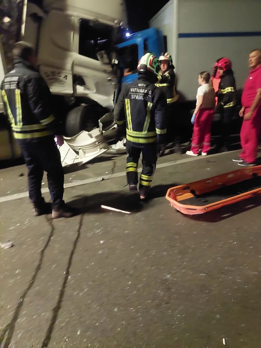 Sudar kamiona u tunelu Budo&scaron;, vatrogasci izvlače povrijeđenog vozača