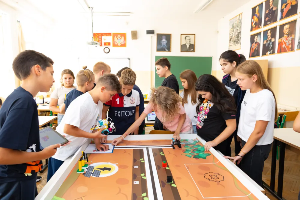 Kompanija MTEL održala je radionice robotike za učenike osnovnih &scaron;kola u Bijelom Polju, Beranama i Pljevljima 