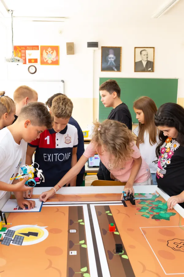 Kompanija MTEL održala je radionice robotike za učenike osnovnih &scaron;kola u Bijelom Polju, Beranama i Pljevljima 