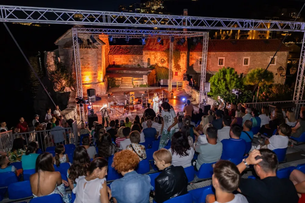 Бројна публика на отварању фестивала "Ћирилицом"