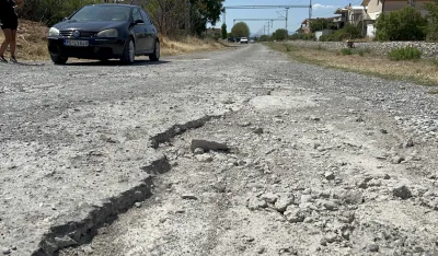 (FOTO/VIDEO) Nastavak Jadranske ulice uz prugu na Zlatici u katastrofalnom stanju: Asfalt sa hiljadu rupa
