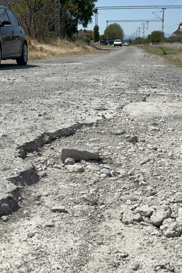 (FOTO/VIDEO) Nastavak Jadranske ulice uz prugu na Zlatici u katastrofalnom stanju: Asfalt sa hiljadu rupa
