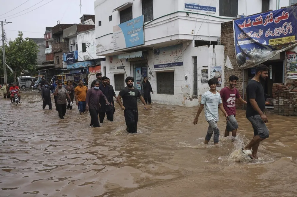 Zbog poplava u Pakistanu raseljeno gotovo 250 hiljada ljudi