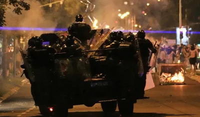 Građani i studenti se okupljaju ispred Filozofskog fakulteta u Novom Sadu, policija blokirala ulaz