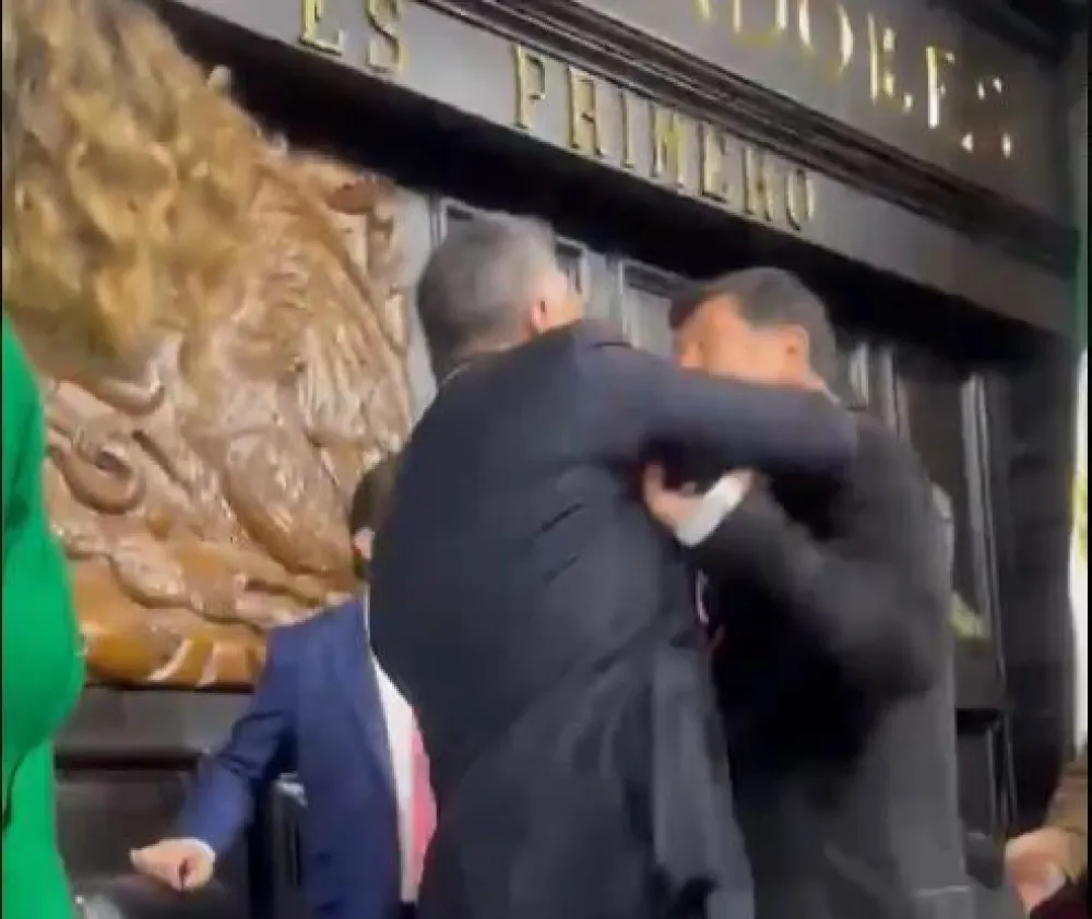 (VIDEO) Žestoka tuča u meksičkom parlamentu