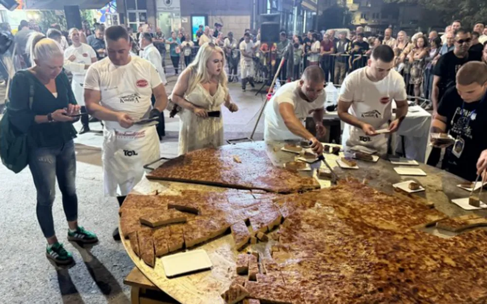 Postavljen rekord na Ro&scaron;tiljijadi u Leskovcu: Napravljena pljeskavica od 90 kilograma