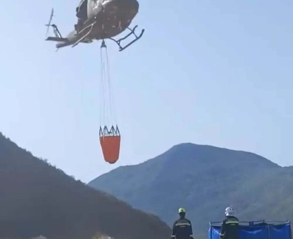 (VIDEO) Dva helikoptera gase požar na Brajićima, teren izuzetno nepristupačan